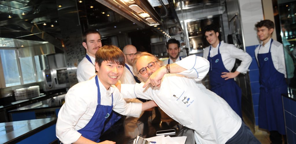Il business del gourmet a Hong Kong - Lo chef Marco Sacco e i membri del dello staff del ristorante Piccolo Lago (l'altro ristorante di Sacco)